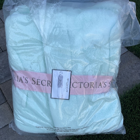 Victoria Secret Bathrobe ** NEW ** - Picture 2 of 3